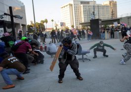 Tense Clash in Los Angeles as Police Confront Anti-ICE Protesters
