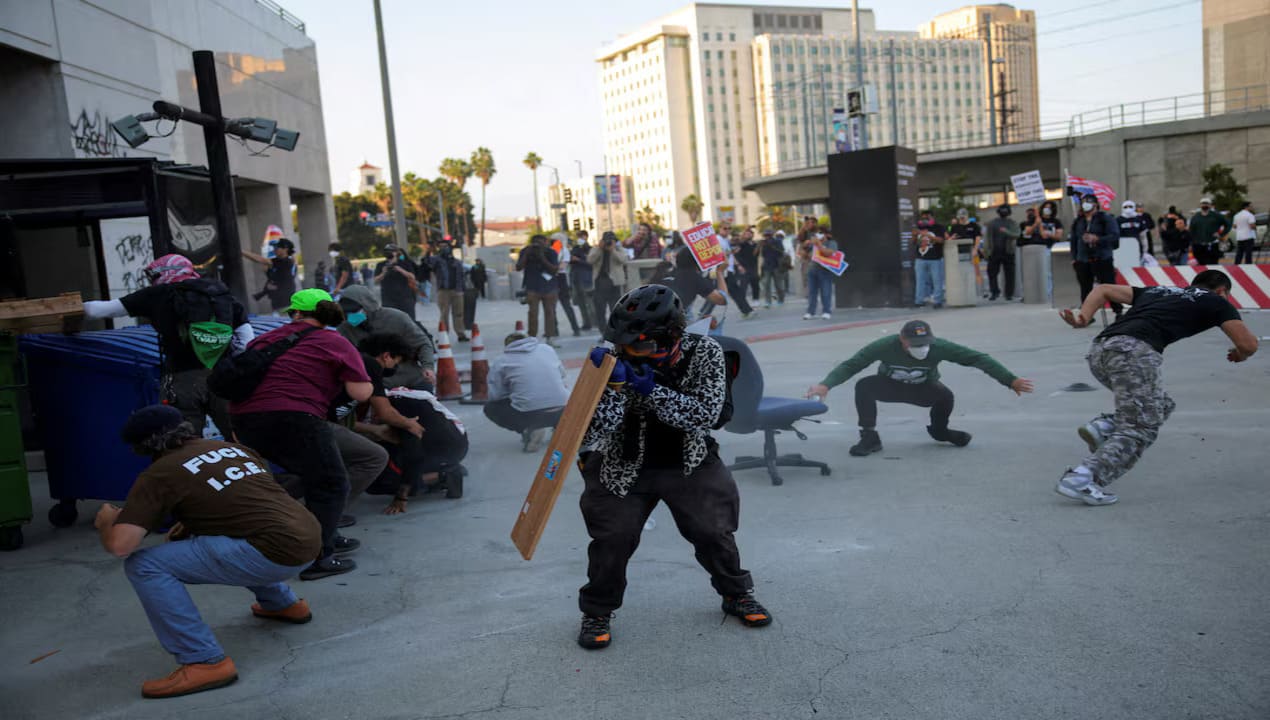 Tense Clash in Los Angeles as Police Confront Anti-ICE Protesters