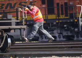 US Lawmakers, Unions Challenge Automated Railroad Inspections