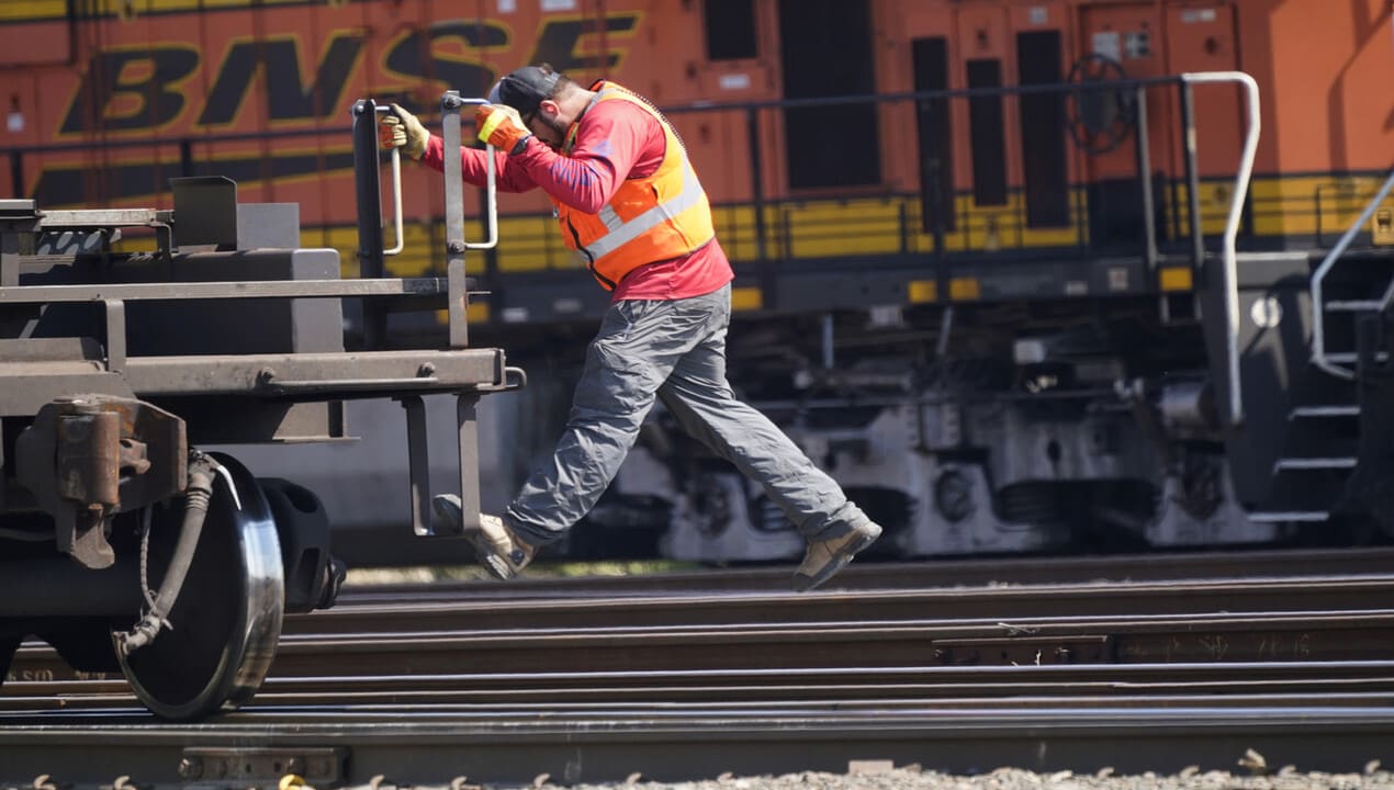 US Lawmakers, Unions Challenge Automated Railroad Inspections