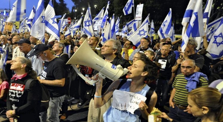 Israeli Citizens Protest Outside Netanyahu’s Residence, Demand End to Gaza War